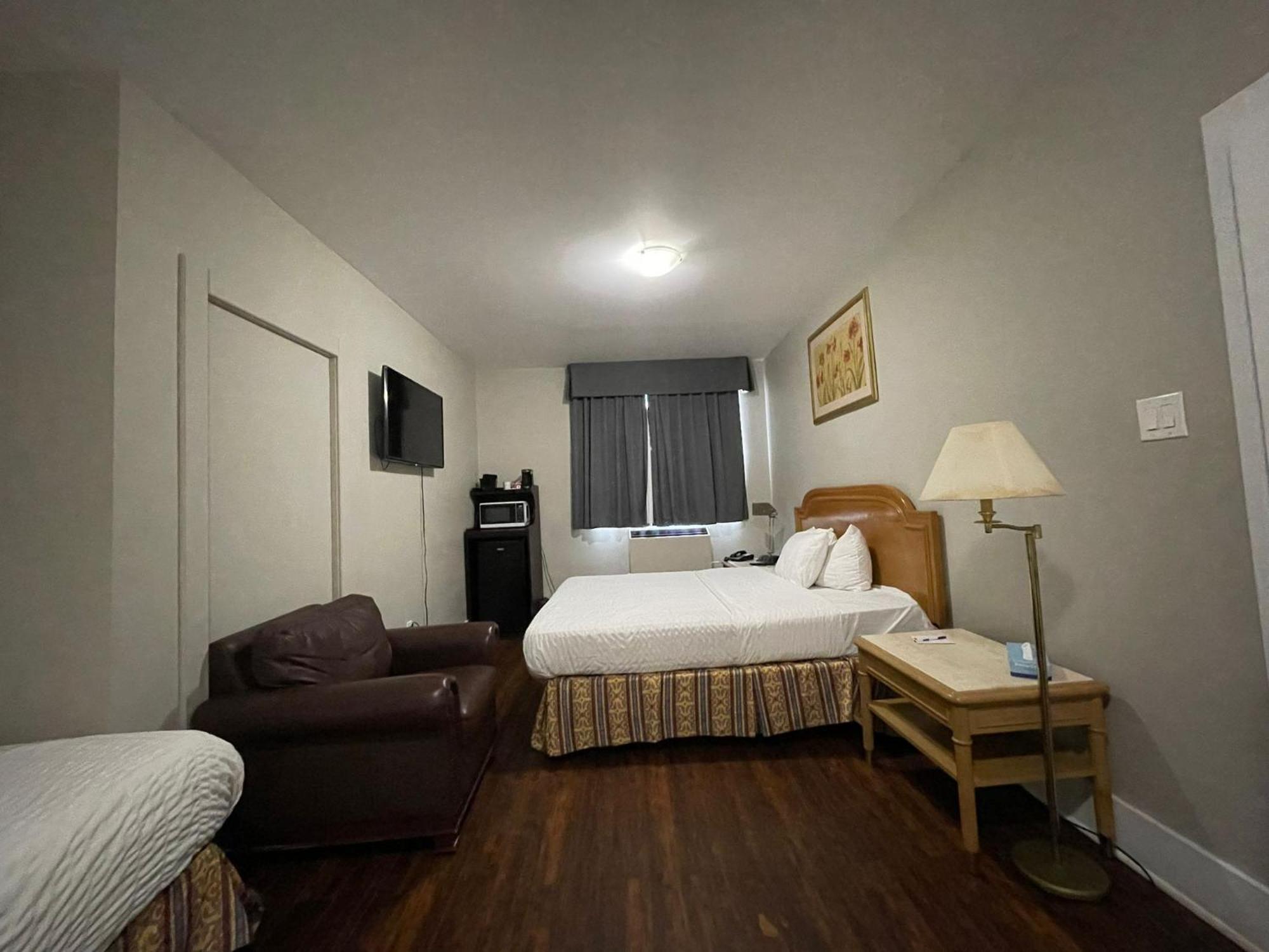 Travelodge By Wyndham London Ontario Exterior photo